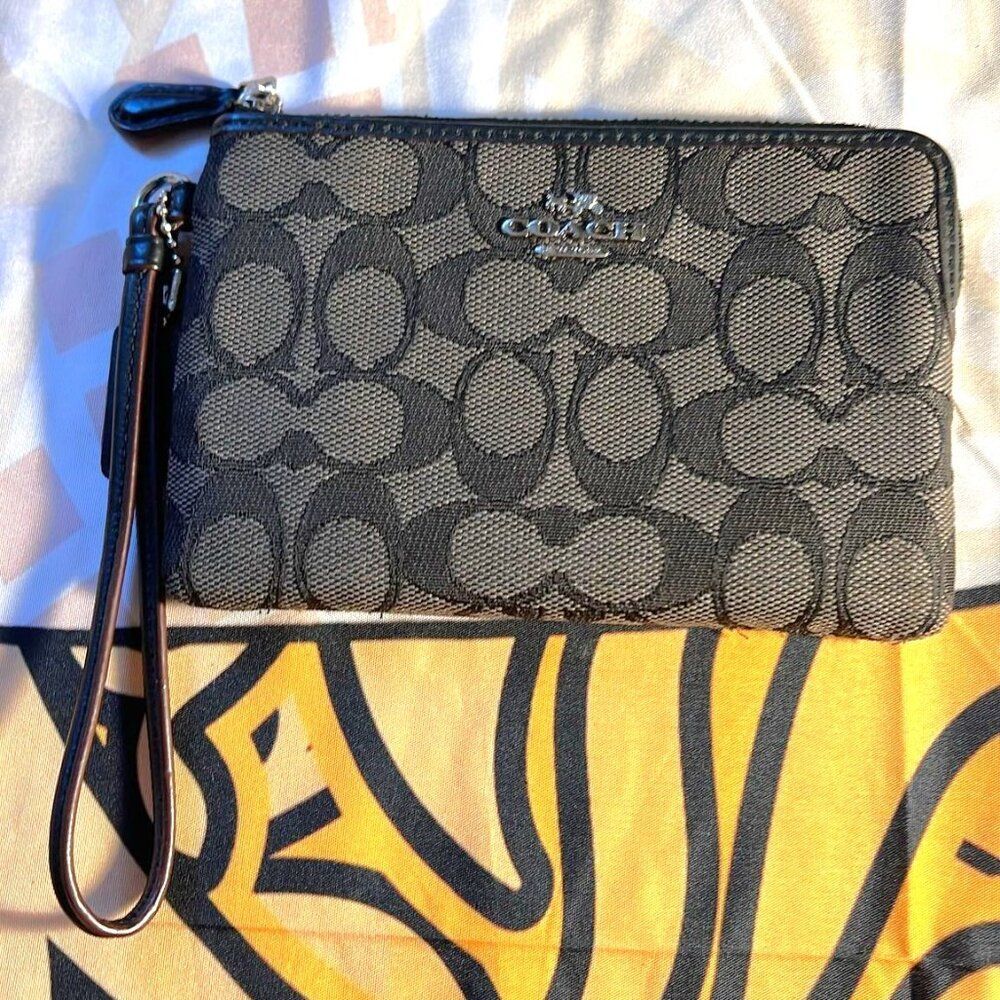 Coach Signature C Corner ZipWristlet #F54627